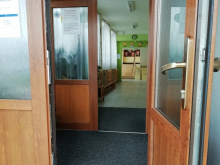 Dveře a zádveří u hlavního vchodu